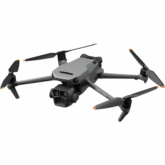 DJI Mavic 3 PRO dronas su RC pultu