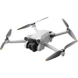 DJI Mini 3 Pro dronas su RC pultu