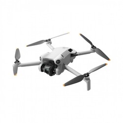 DJI Mini 4 Pro dronas su RC pultu