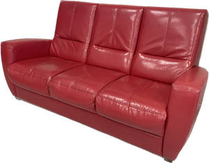 Raudona sofa